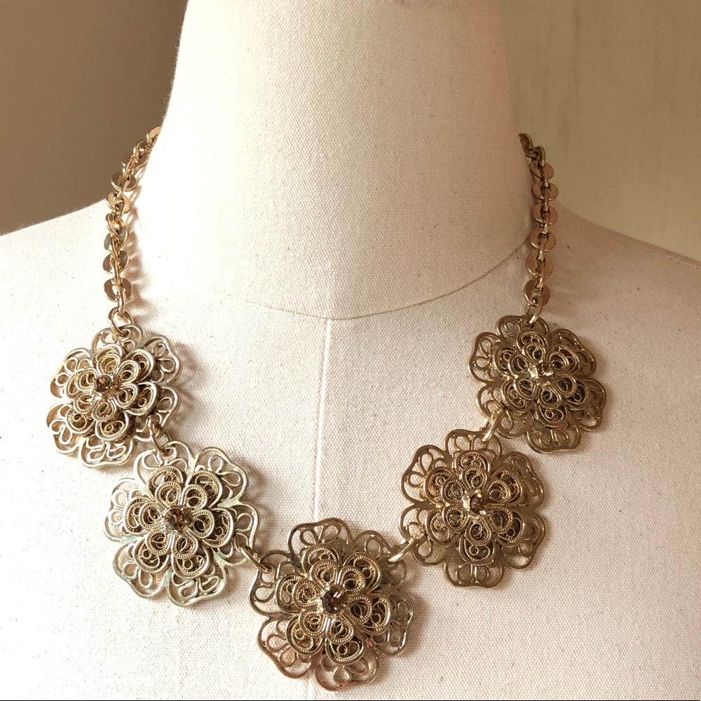 NWT Lucy & Laurel 5 Flower Crystal Embellished Necklace - Picture 3 of 11
